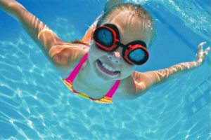 Kid swimming underwater in a tarson pool Syracuse swimming pools